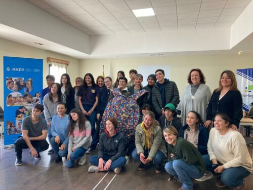 Lee más sobre el artículo Herramientas para pensar la interculturalidad en el ámbito educativo: Presentación de la valija migrante – Referentes de DGETP – Campus Litoral Sur