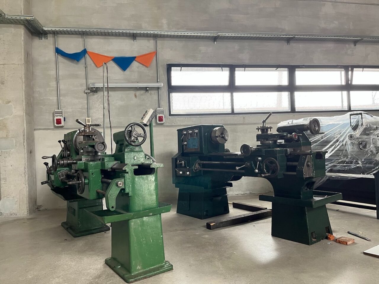 Instalación del equipamiento del Taller de Electromecánica de la Escuela Técnica Malvín Norte