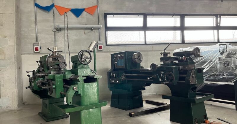Instalación del equipamiento del Taller de Electromecánica de la Escuela Técnica Malvín Norte