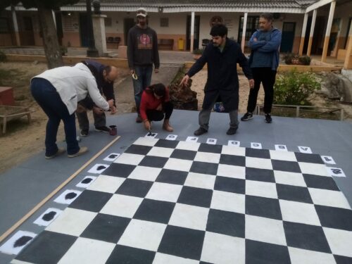 Lee más sobre el artículo AJEDREZ GIGANTE CONSTRUÍDO POR ALUMNOS DE EMP CARPINTERIA – E.T CASTILLOS