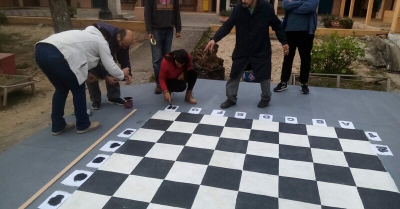 AJEDREZ GIGANTE CONSTRUÍDO POR ALUMNOS DE EMP CARPINTERIA – E.T CASTILLOS