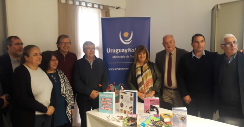 Ministerio de Turismo dona libros técnicos de turismo en el marco del Día del Libro – Escuela Técnica Superior de Rivera