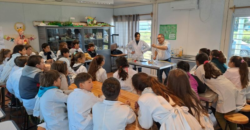 ACTIVIDAD PRÁCTICA DE LABORATORIO CON DOCENTE DEL CEA 74 – BARRA DEL CHUY, MAESTRA Y ESTUDIANTES DE 4TO. AÑO ESCUELA 74