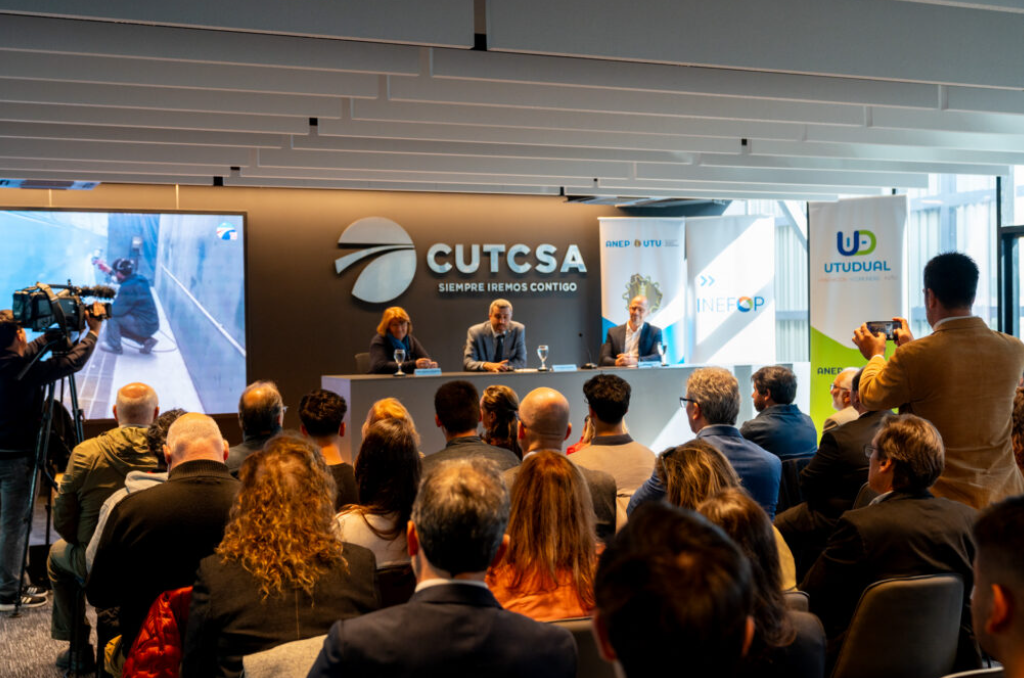 En este momento estás viendo Por más futuro y trabajo juvenil: lanzamiento de la primera experiencia de Formación Dual UTU – CUTCSA
