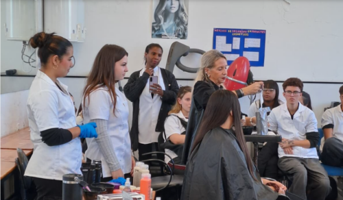 La estilista Silvia Canessa brindó talleres profesionales en Estética de Salón a alumnos de la Escuela de Belleza