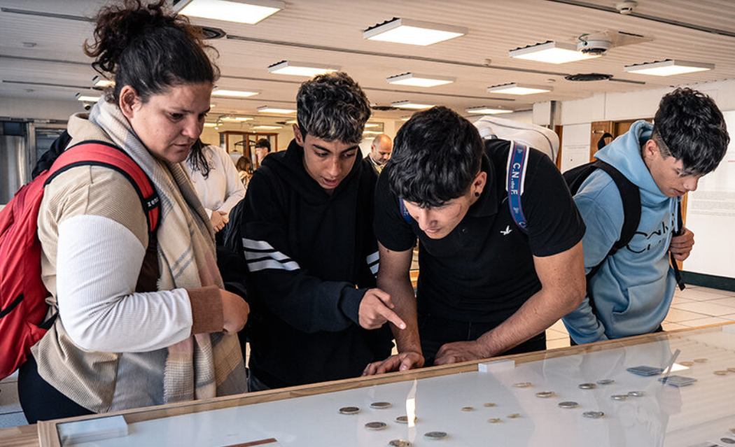 En este momento estás viendo Estudiantes de UTU participaron en jornada educativa en el Banco Central del Uruguay