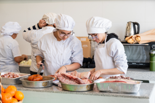 Creando puentes a través de la gastronomía: se presentó el programa «El Mundo a la Olla» con participación de estudiantes de UTU