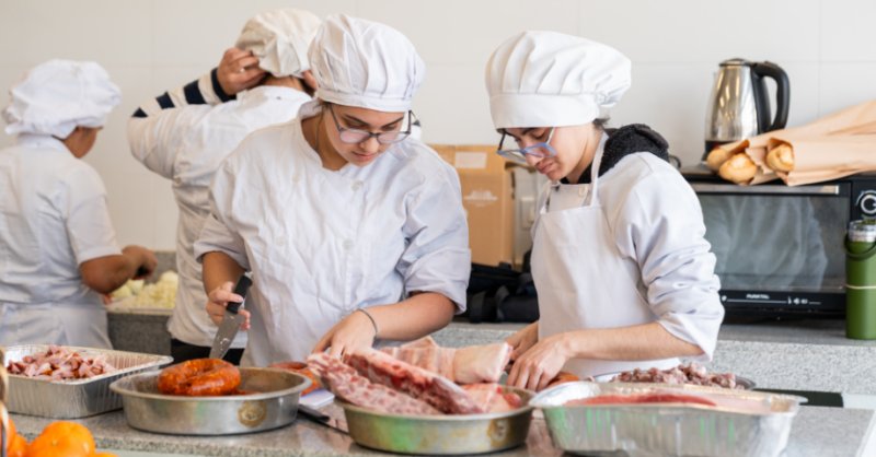 Creando puentes a través de la gastronomía: se presentó el programa «El Mundo a la Olla» con participación de estudiantes de UTU