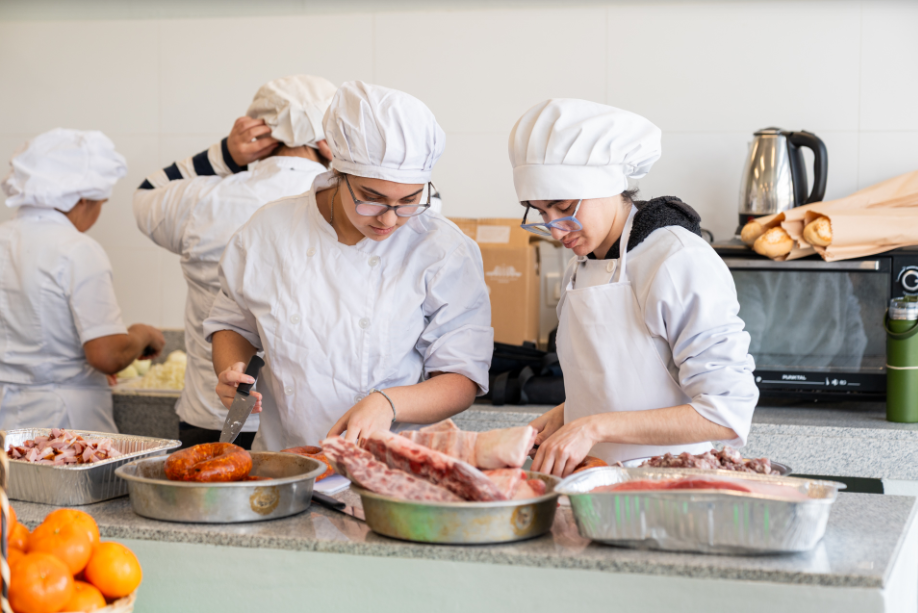 Creando puentes a través de la gastronomía: se presentó el programa «El Mundo a la Olla» con participación de estudiantes de UTU