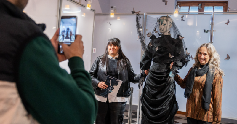 Llevar a la vida la palabra: «Entre líneas», de Alejandra Del Castillo, se inauguró con una ceremonia que celebró la literatura y la docencia