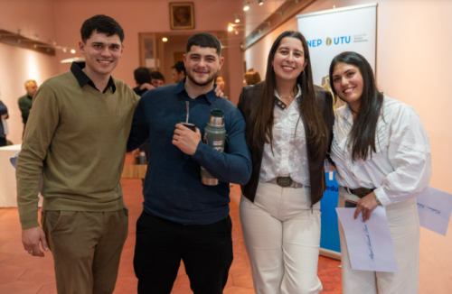 Egresados 2025 de Flores celebraron junto a la comunidad la entrega de sus diplomas