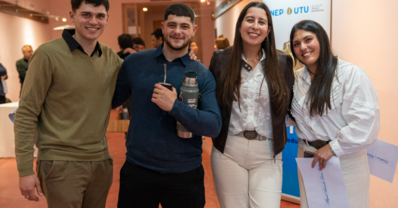 Egresados 2025 de Flores celebraron junto a la comunidad la entrega de sus diplomas