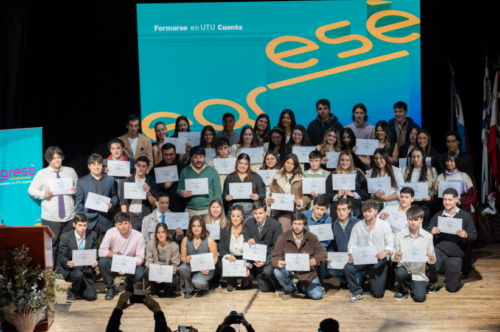 Young fue escenario de una nueva celebración de «Egresé»: más de 60 egresados recibieron sus títulos