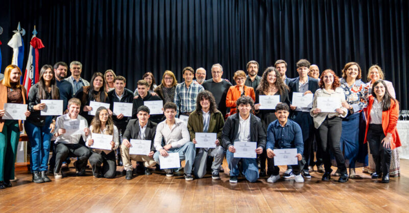 «Estamos celebrando mucho más que un papel»: más de 200 egresados recibieron su título en Artigas para festejar la educación