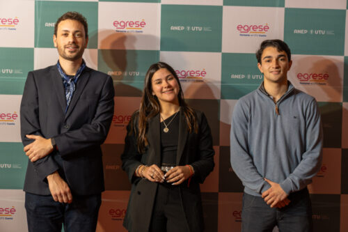 Egresados 2025 de Flores celebraron junto a la comunidad la entrega de sus diplomas