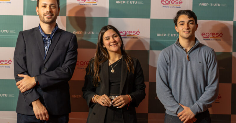 Egresados 2025 de Flores celebraron junto a la comunidad la entrega de sus diplomas