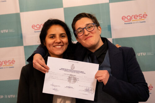 Más de 150 egresados recibieron sus títulos en una nueva ceremonia de «Egresé» en Fray Bentos