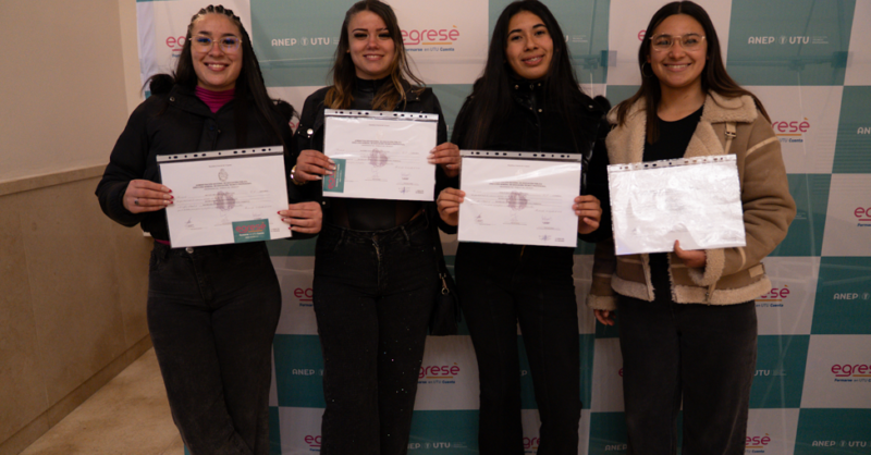 Egresados 2025 de Durazno celebraron junto a la comunidad la entrega de sus diplomas