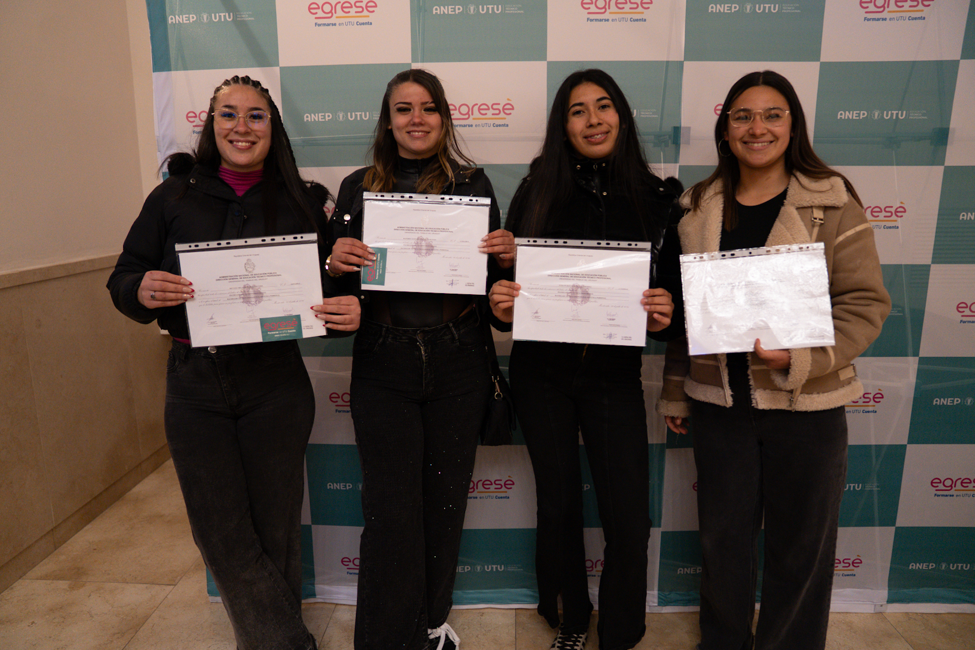 Egresados 2025 de Durazno celebraron junto a la comunidad la entrega de sus diplomas