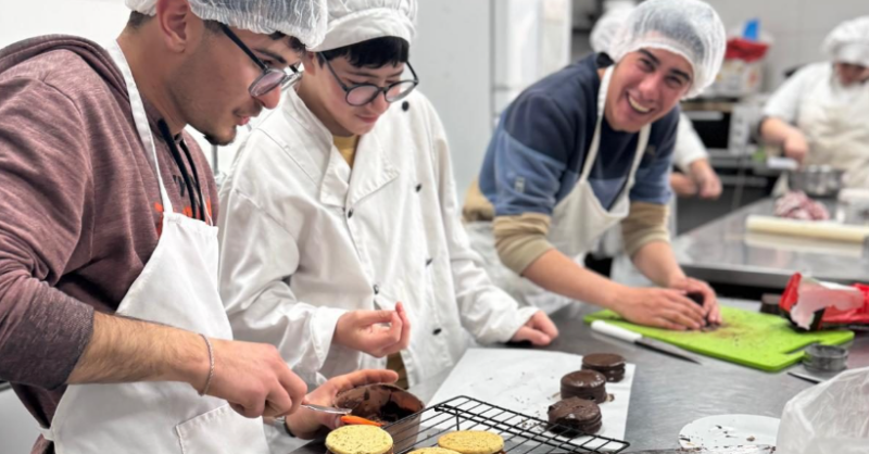 Estudiantes y docentes de la Escuela Técnica de Tala organizaron un concurso de alfajores