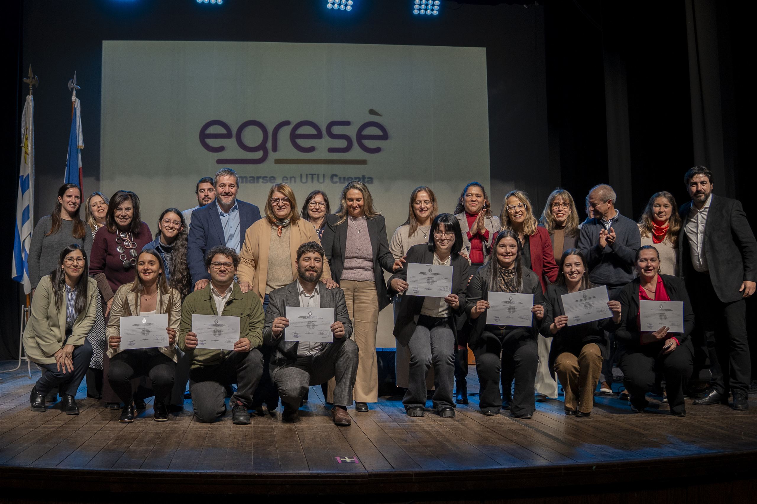 En este momento estás viendo Egresados 2025 de Florida celebraron junto a la comunidad la entrega de sus diplomas